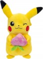 Pokemon Pikachu z jagodą maskotka pluszowa 20 cm (1).jpg